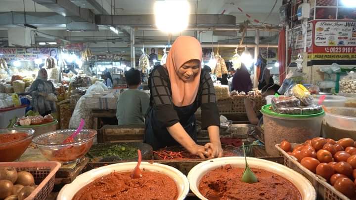 Suasana Kawasan pasar pusat penjualan barang harian Kota Padang Panjang.
